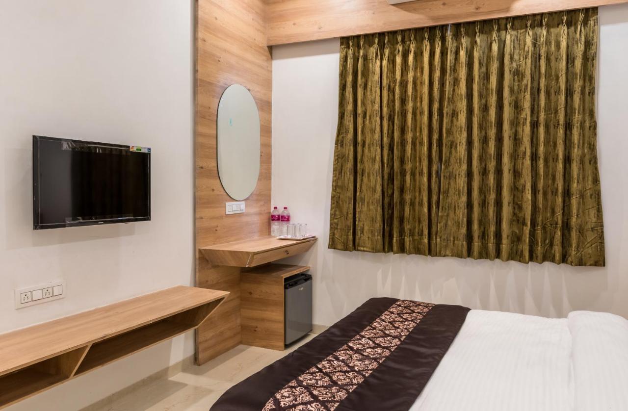 Meridian Hotel & Banquet Surat Exterior photo