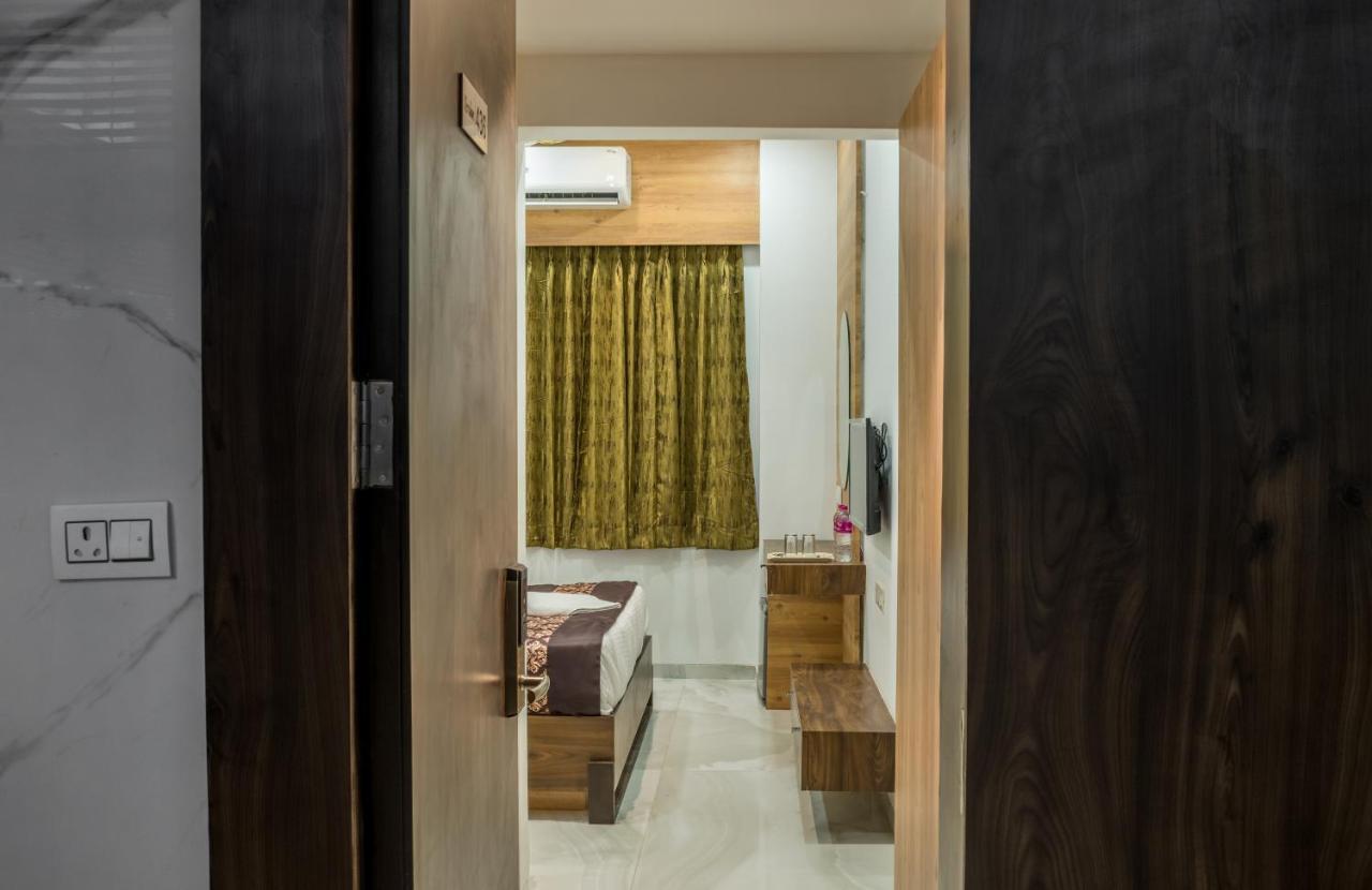 Meridian Hotel & Banquet Surat Exterior photo
