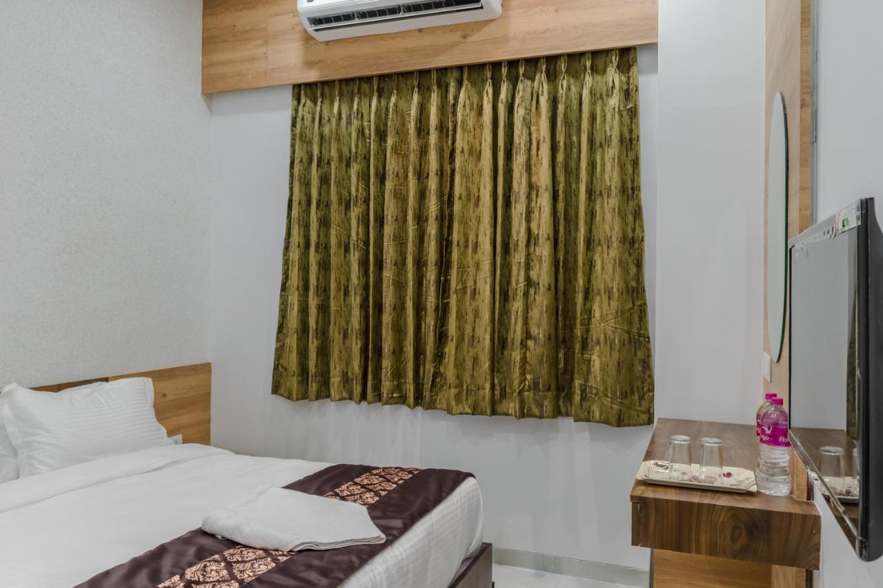 Meridian Hotel & Banquet Surat Exterior photo